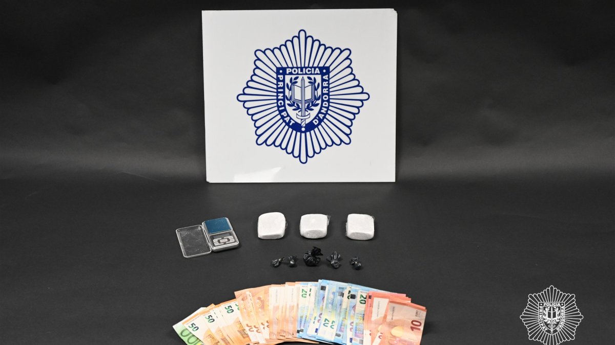 La policia desmantella un punt de venda de droga