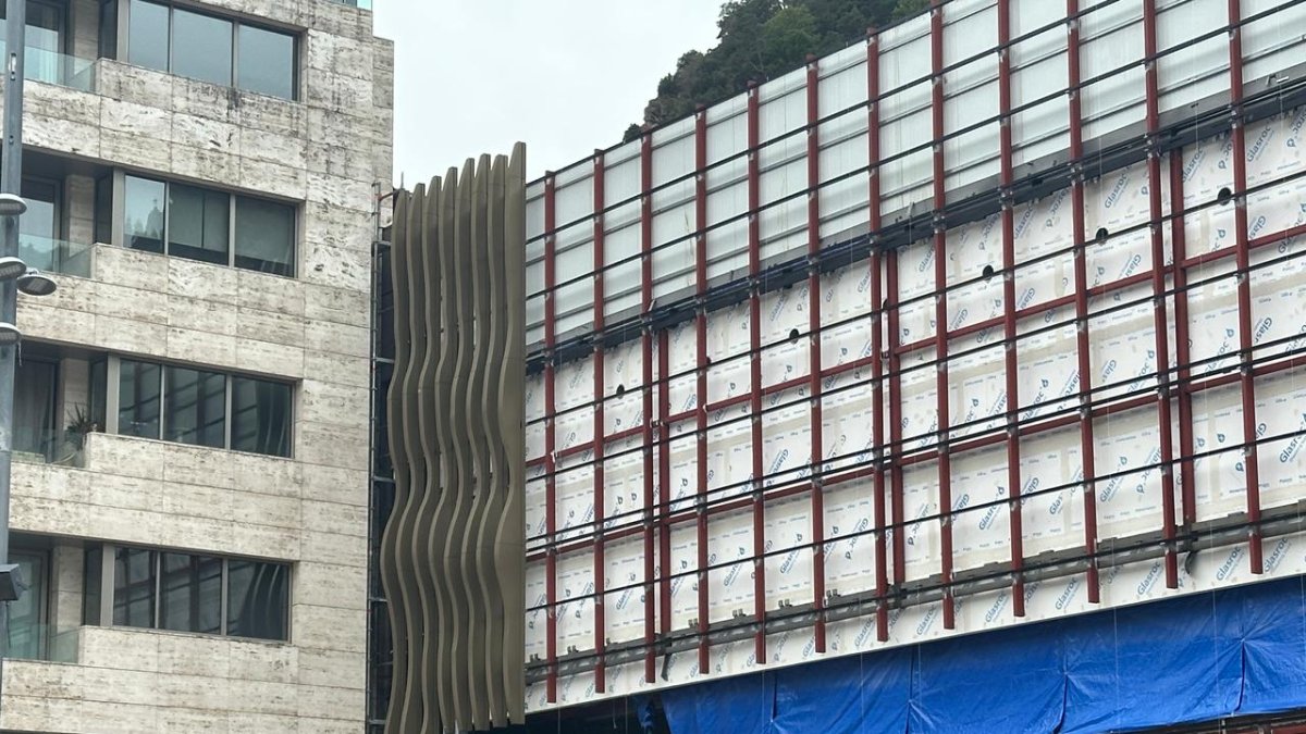 Les noves plaques ja llueixen a la façana.