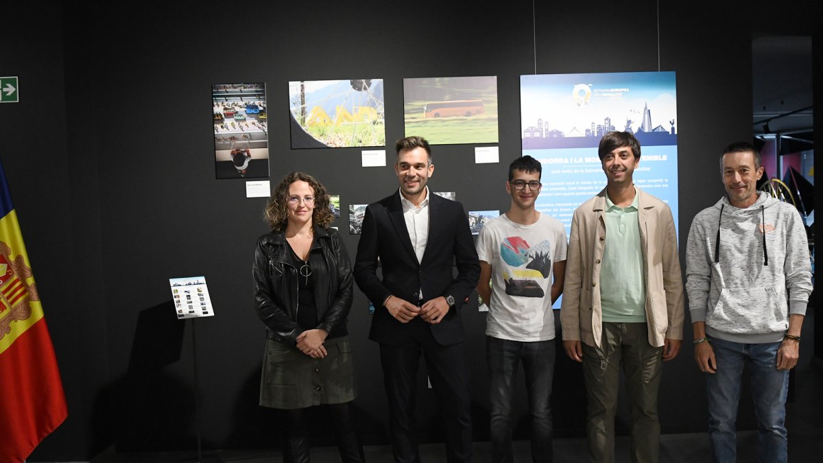 Les autoritats en la inauguració de la mostra.