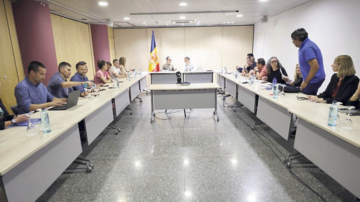 Reunió del cap de Govern i el ministre de Funció Pública amb representants sindicals.