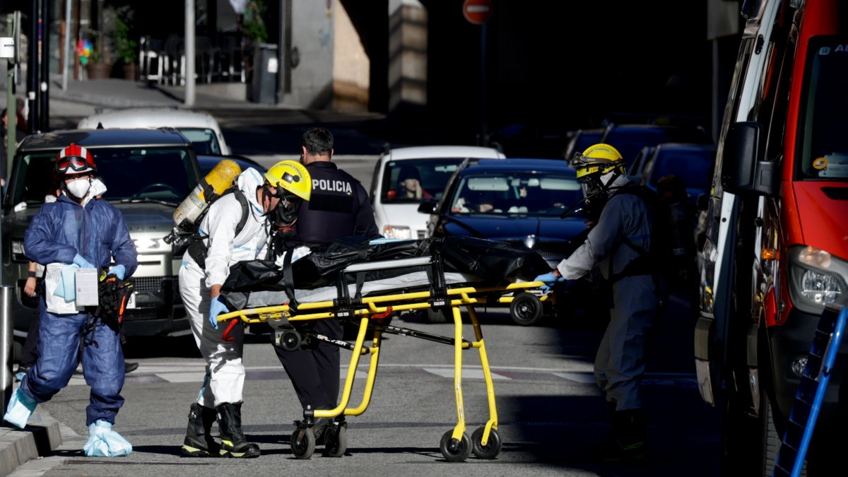 Els serveis d’emergència amb les restes de la dona morta.
