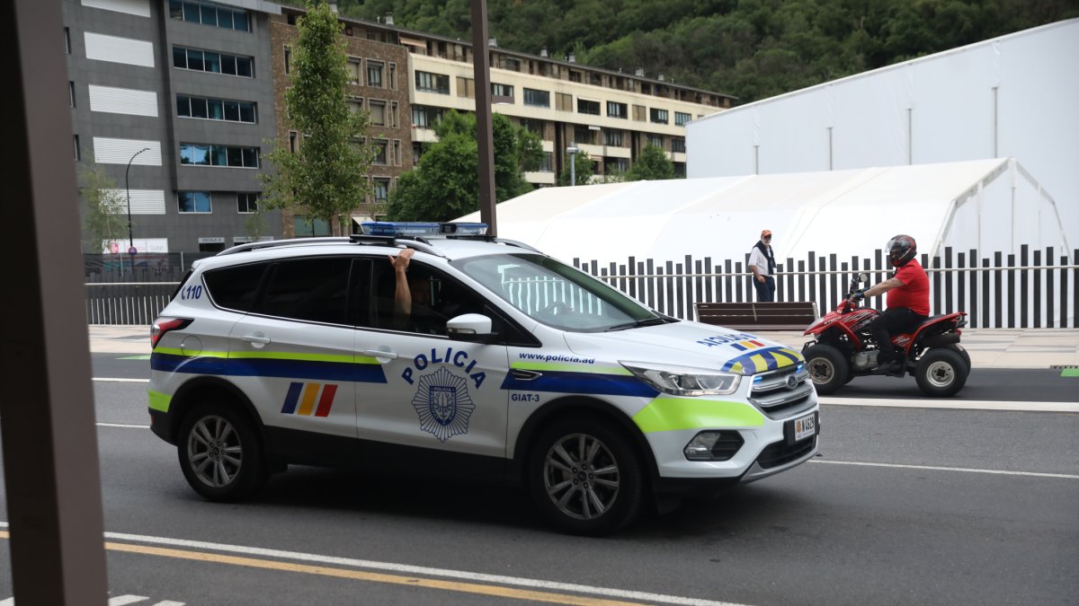 Un vehicle de la policia al carrer Prat de la Creu.