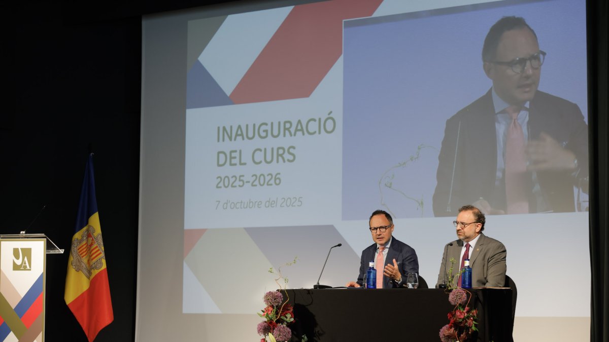El cap de Govern, Xavier Espot, i el rector de la Universitat d'Andorra, Juli Minoves, durant la inauguració del curs acadèmic 2025-2026.