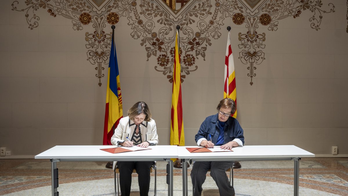 Signatura del conveni entre el Ministeri d'Afers Socials i l'Ajuntament de Barcelona