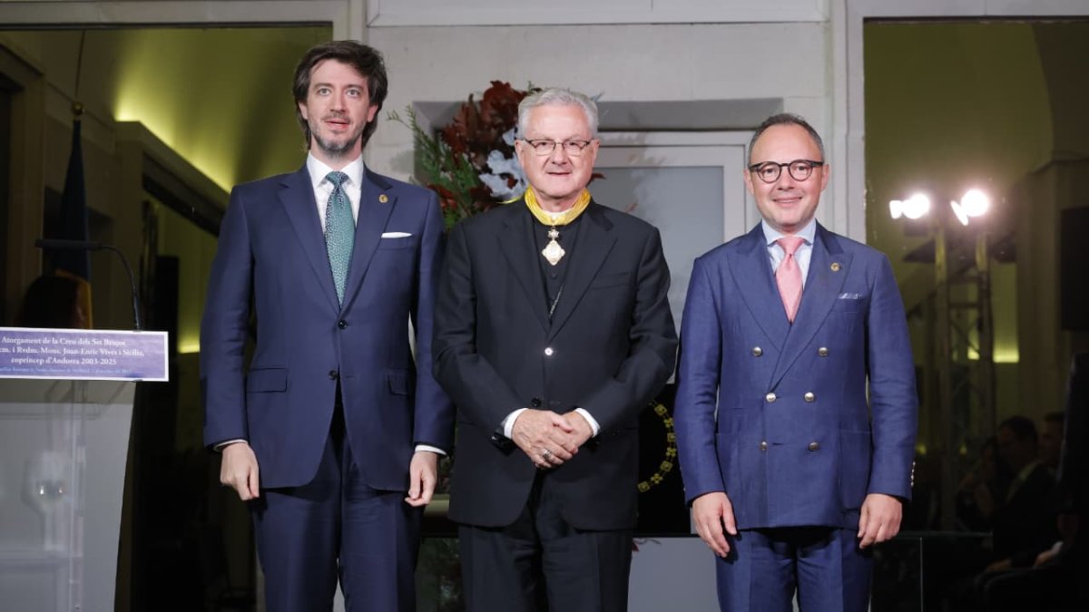 El síndic general, Carles Ensenyat, Joan-Enric Vives amb la Creu dels Set Braços, i el cap de Govern, Xavier Espot.