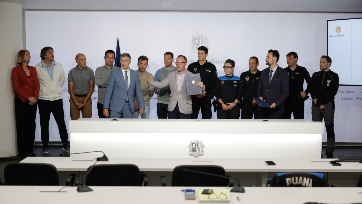 Xavier Espot i Marc Rossell amb els representants dels funcionaris que han signat l'acord d'augment de salaris