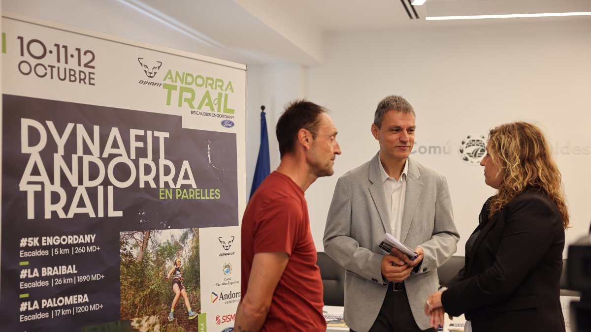Gerard Riart, Enric Torres i la consellera escaldenca Laura López, ahir.