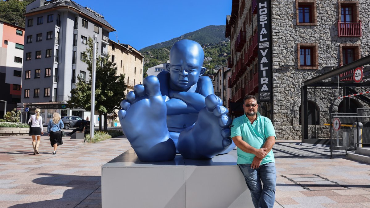L’escultura i l’autor.