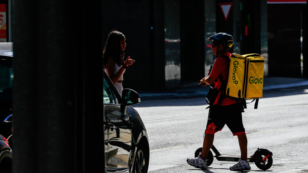 Repartidor de Glovo amb patinet.