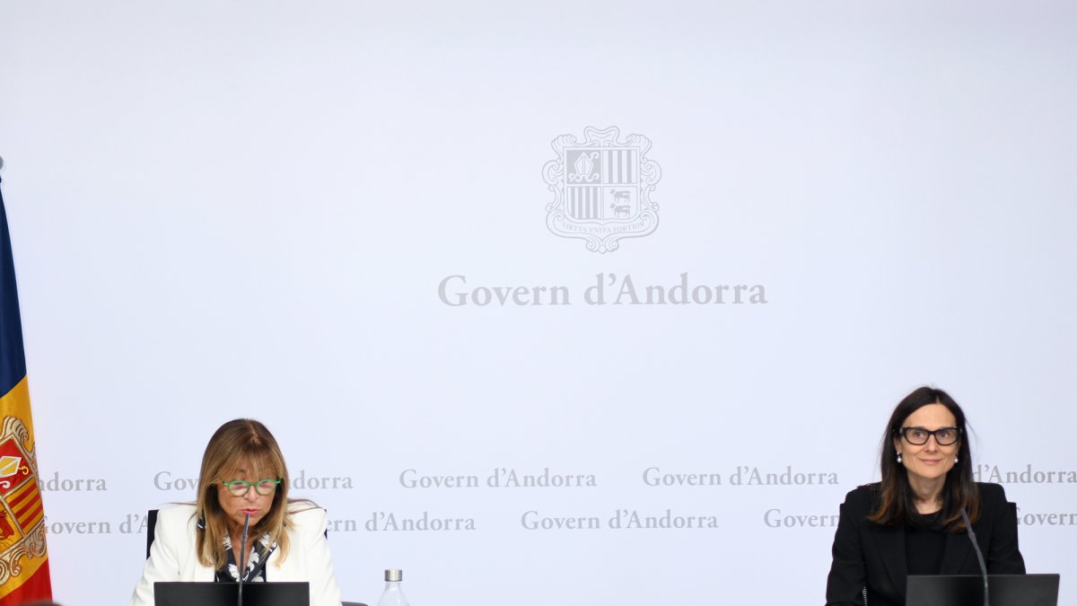 Les ministres Marsol i Molné durant la presentació del projecte de llei.