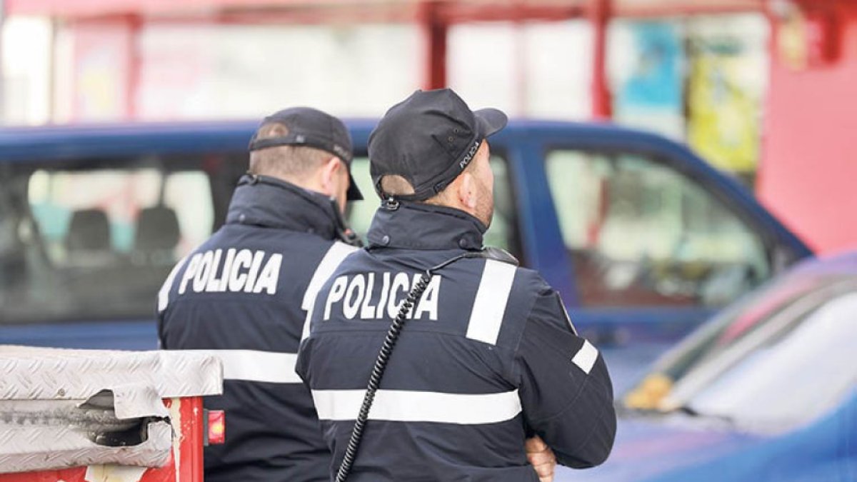 Dos agents de policia