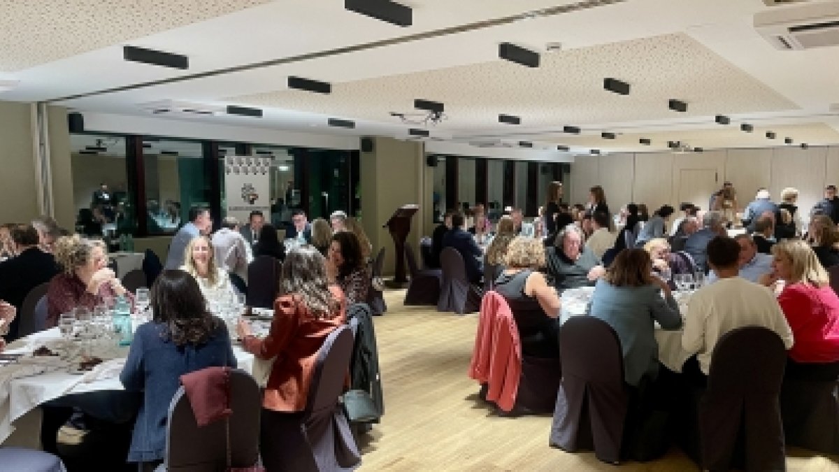 Un moment del sopar solidari