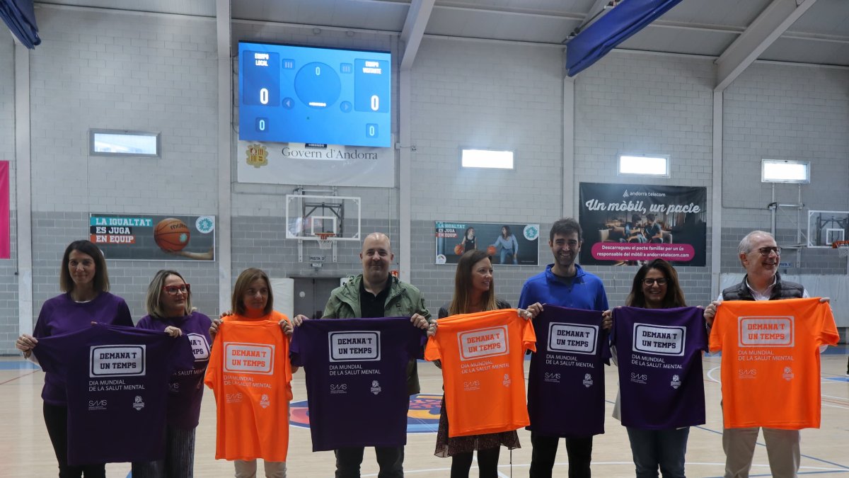 Les autoritats durant la celebració del partit