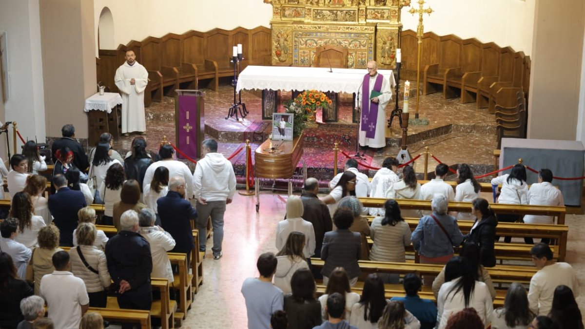 Un moment de l'enterrament a l'església de Sant Esteve d'Andorra la Vella.