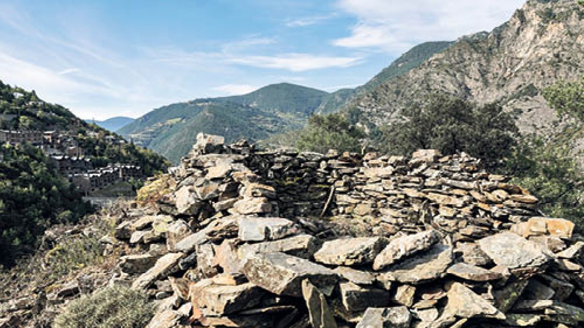 Les restes del castell de Bragafolls, al Roc de l’Àliga.