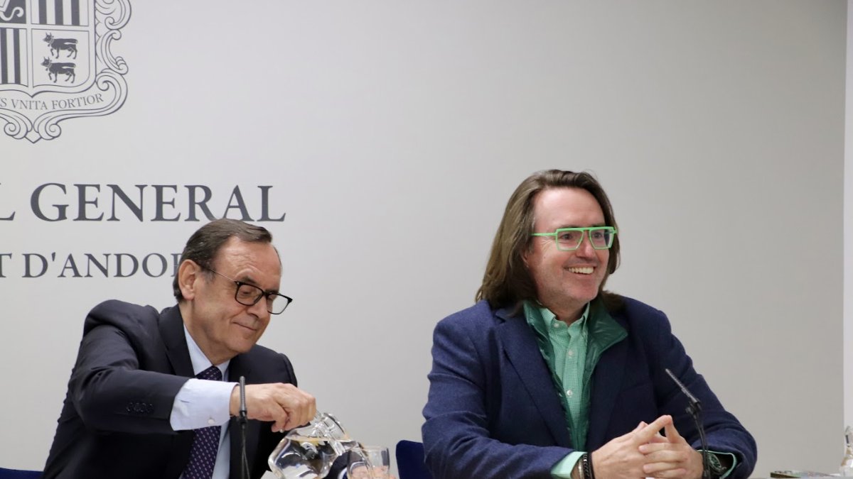 Els consellers Jordi Jordana i Carles Naudi van presentar el text.