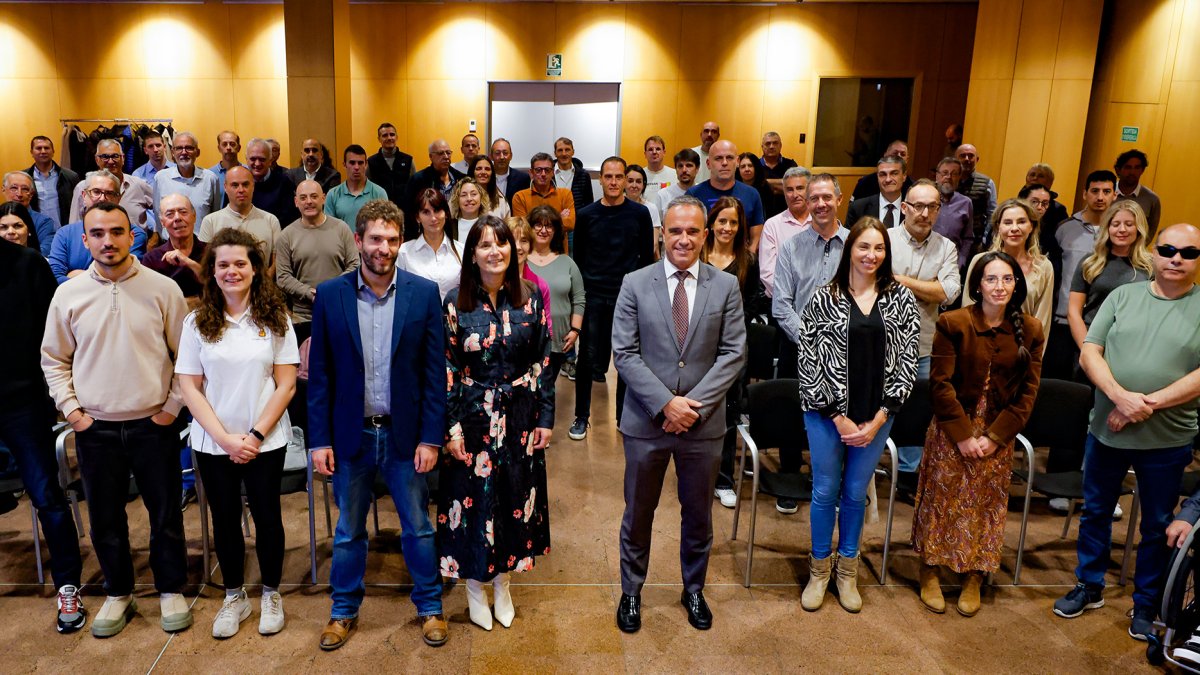 La ministra d’Esports, Mònica Bonell, amb els representants dels clubs i les federacions.