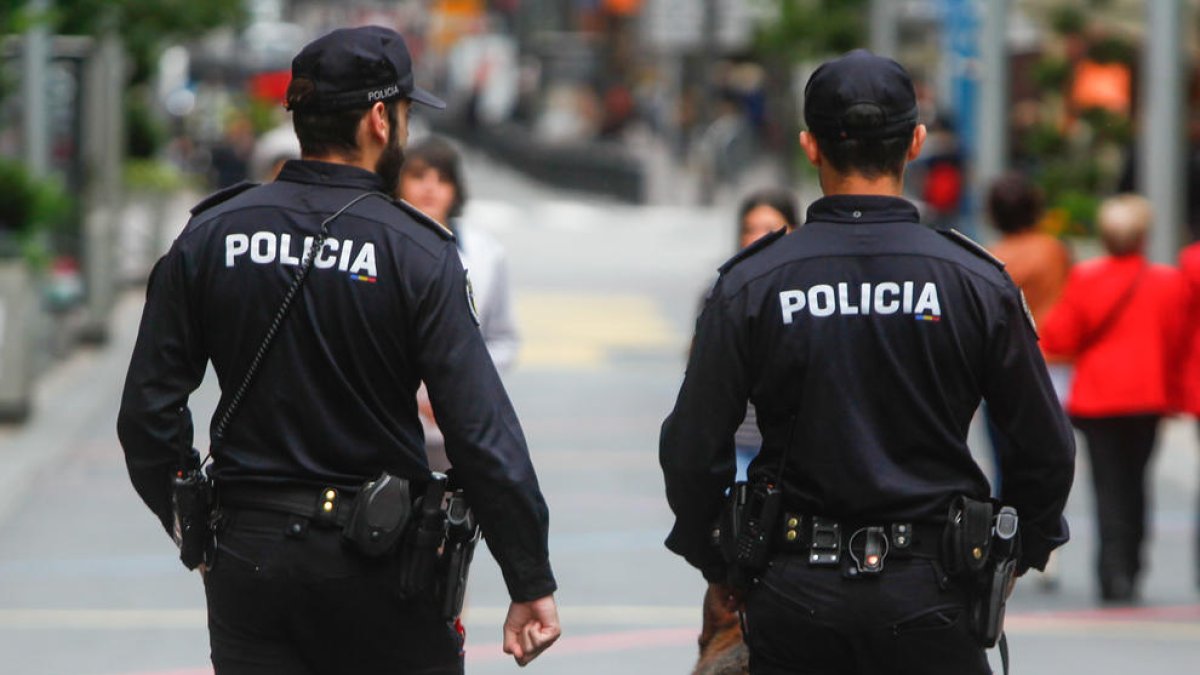 Dos agents de la policia.