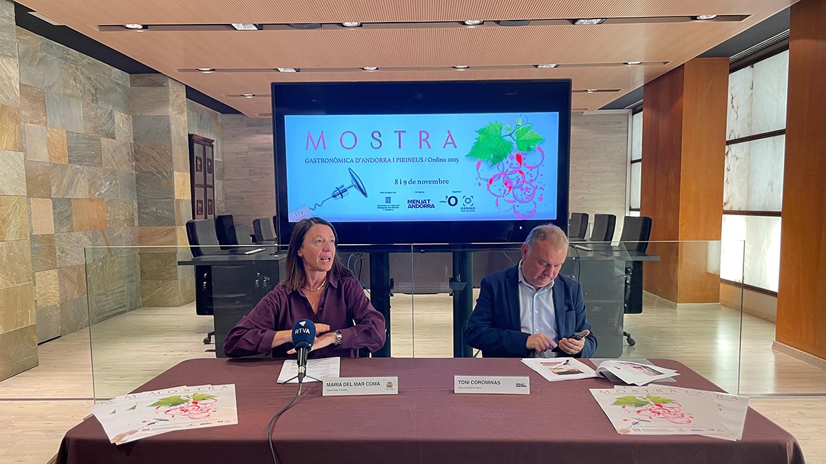 La cònsol major d'Ordino, Maria del Mar Coma, i el representant de Menja't Andorra, Toni Corominas, durant la presentació de la 33a Mostra Gastronòmica.