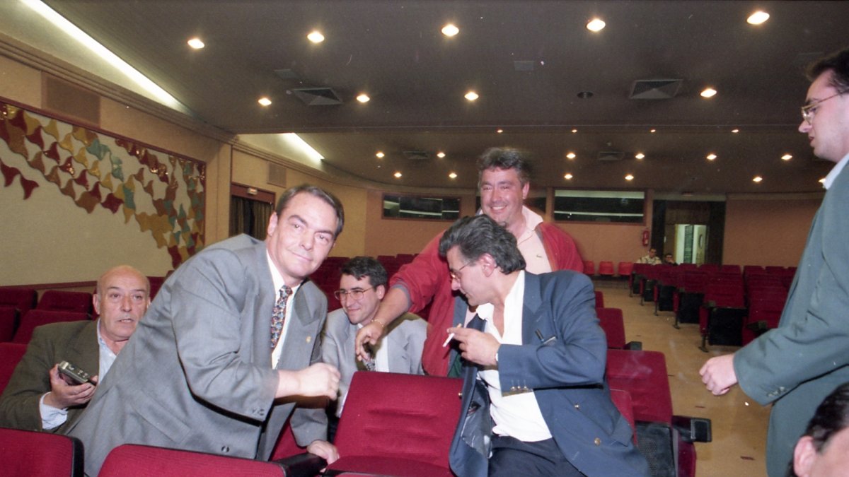 Denis García, al centre, a les eleccions a la presidència del club del 1996.