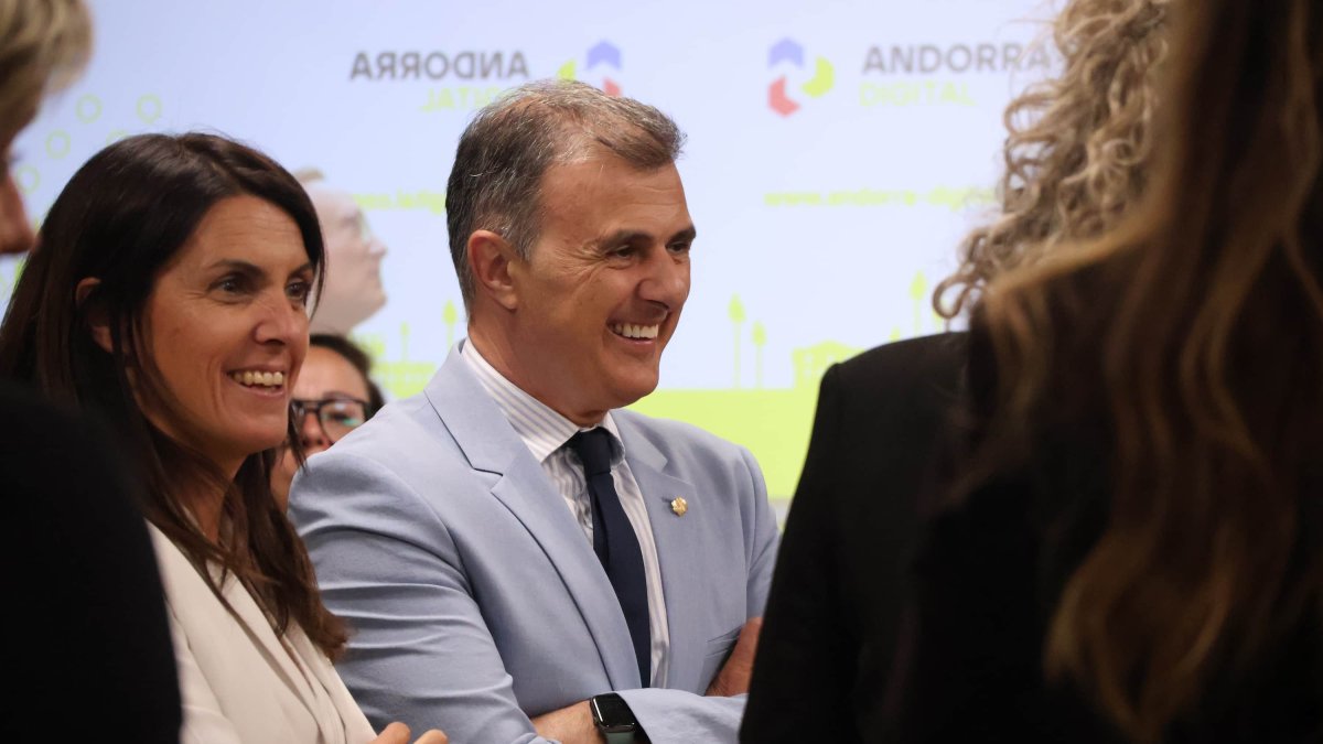 El ministre Marc Rossell, amb la consellera Meritxell Alcobé.