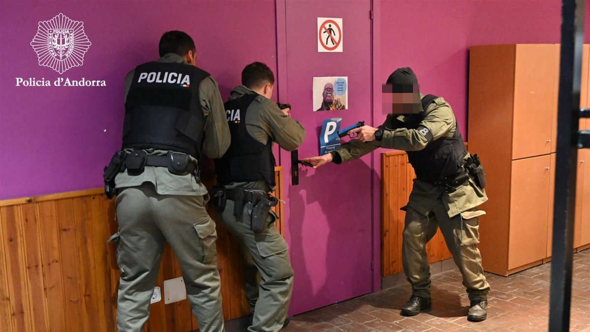 Agents del Grup d'Intervenció de la Policia (GIPA) fent proves