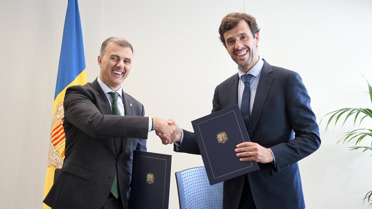 El ministre de Funció Pública i Transformació digital, Marc Rossell, amb el president del Col·legi d'Economistes durant la signatura.