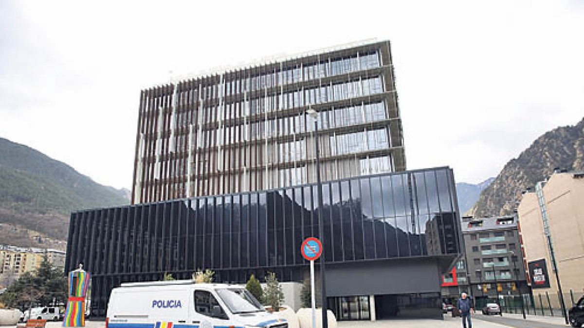 Furgó de la policia, davant de la Batllia.