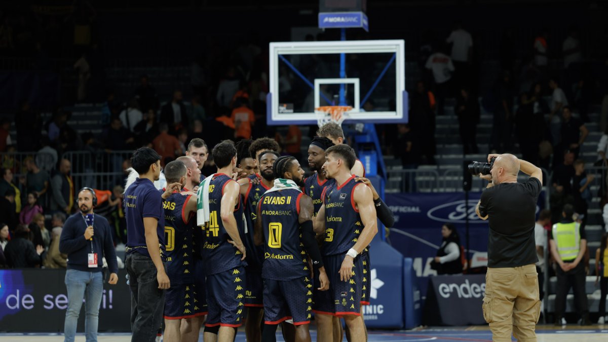 Els jugadors del MoraBanc, al final del darrer partit contra el Tenerife.