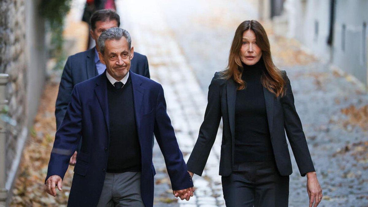 L'excopríncep francès, Nicolas Sarkozy, acompanyat de Carla Bruni, abans d'entrar a presó.