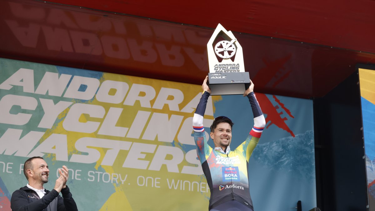 El ministre Jordi Torres entregant el premi a Roglic a l'Andorra Cycling Masters