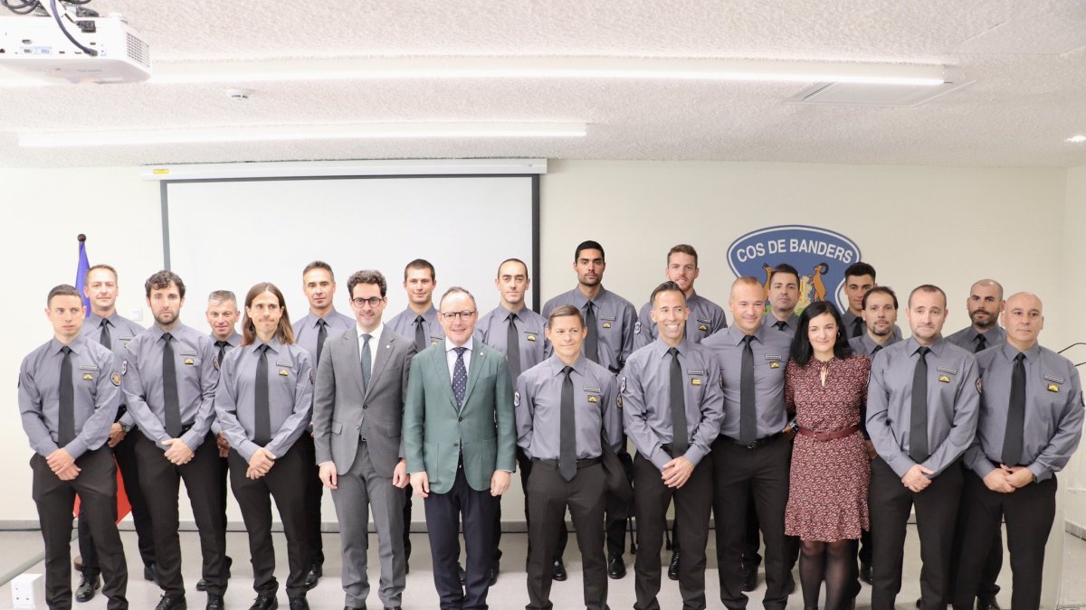 El cap de Govern, Xavier Espot, amb el ministre Guillem Casal acompanyats de diversos integrants del cos de banders.