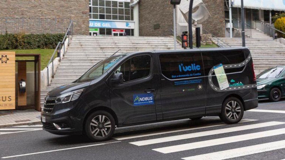 Un vehicle del servei de transport públic a demanda Uclic de Canillo
