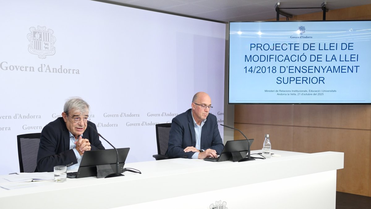 El ministre d’Educació, Ladislau Baró, i el director del departament d’Ensenyament Superior, Xavier Campuzano, durant la roda de premsa.