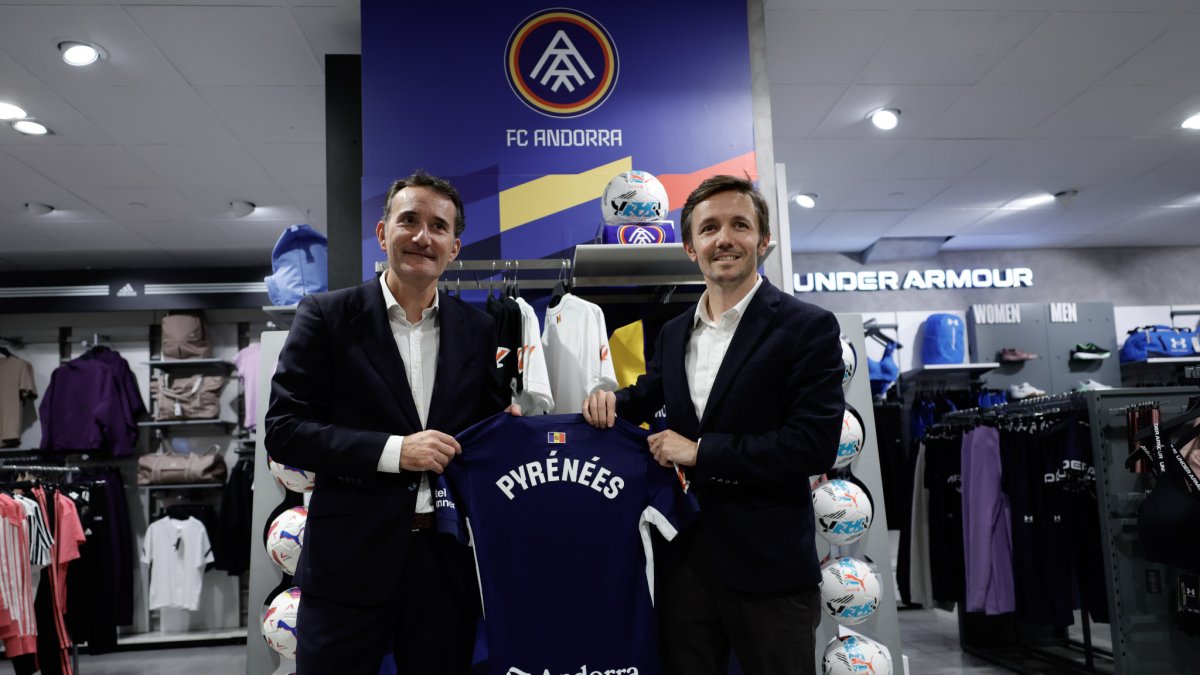 El president del FC Andorra, Ferran Vilaseca i Jordi Feliu, director de Marketing de Pyrénées