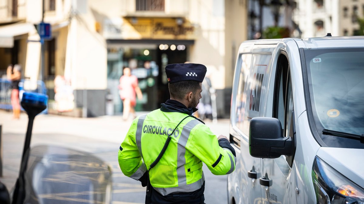 Un agent del servei de Circulació fent un control.