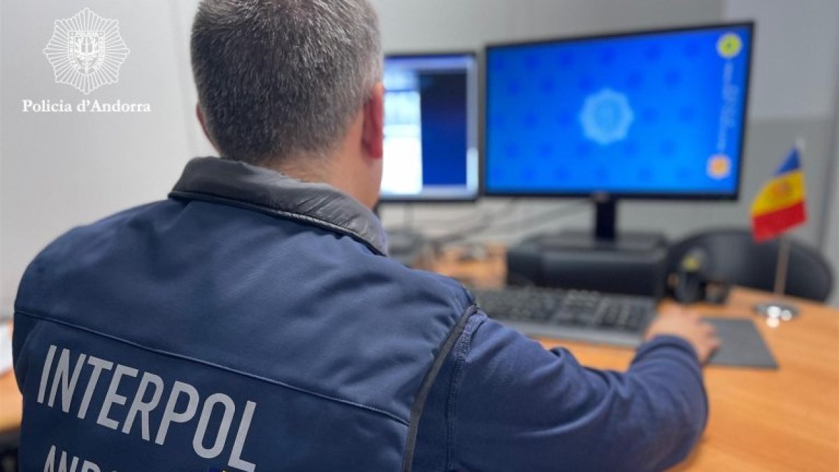 Un agent de la policia d’Andorra d’Interpol.
