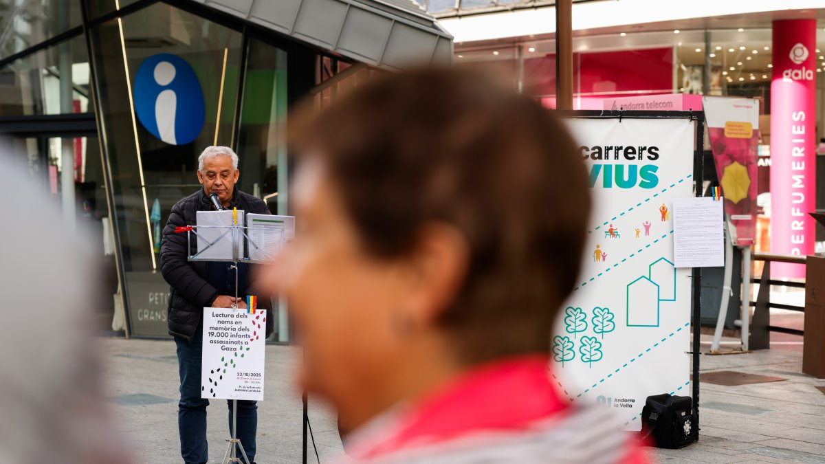 Lectura a la Plaça de la Rotonda