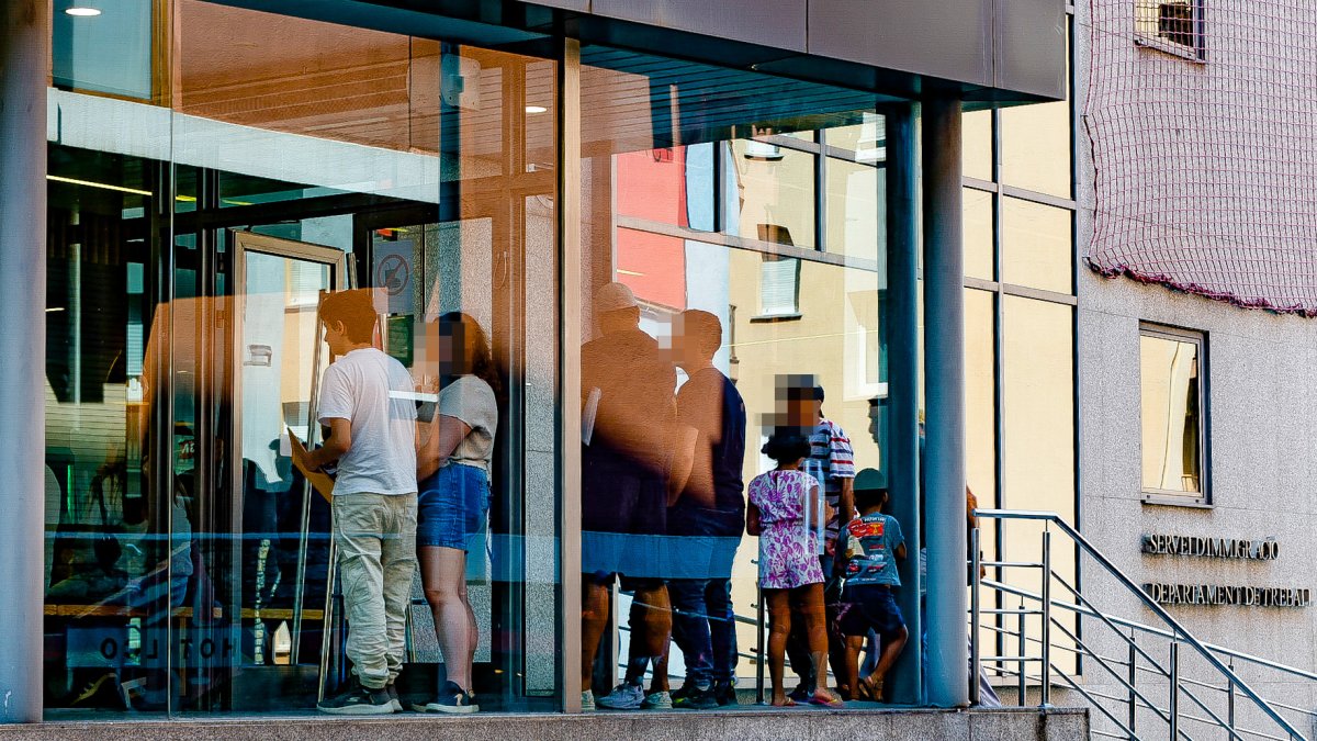Ciutadans esperant torn al servei d’Immigració.