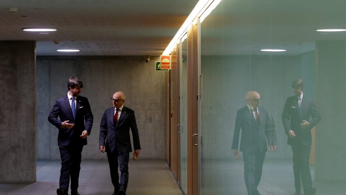 El ministre Lladós conversant amb el síndic general, Carles Ensenyat, a l'edifici del Consell General