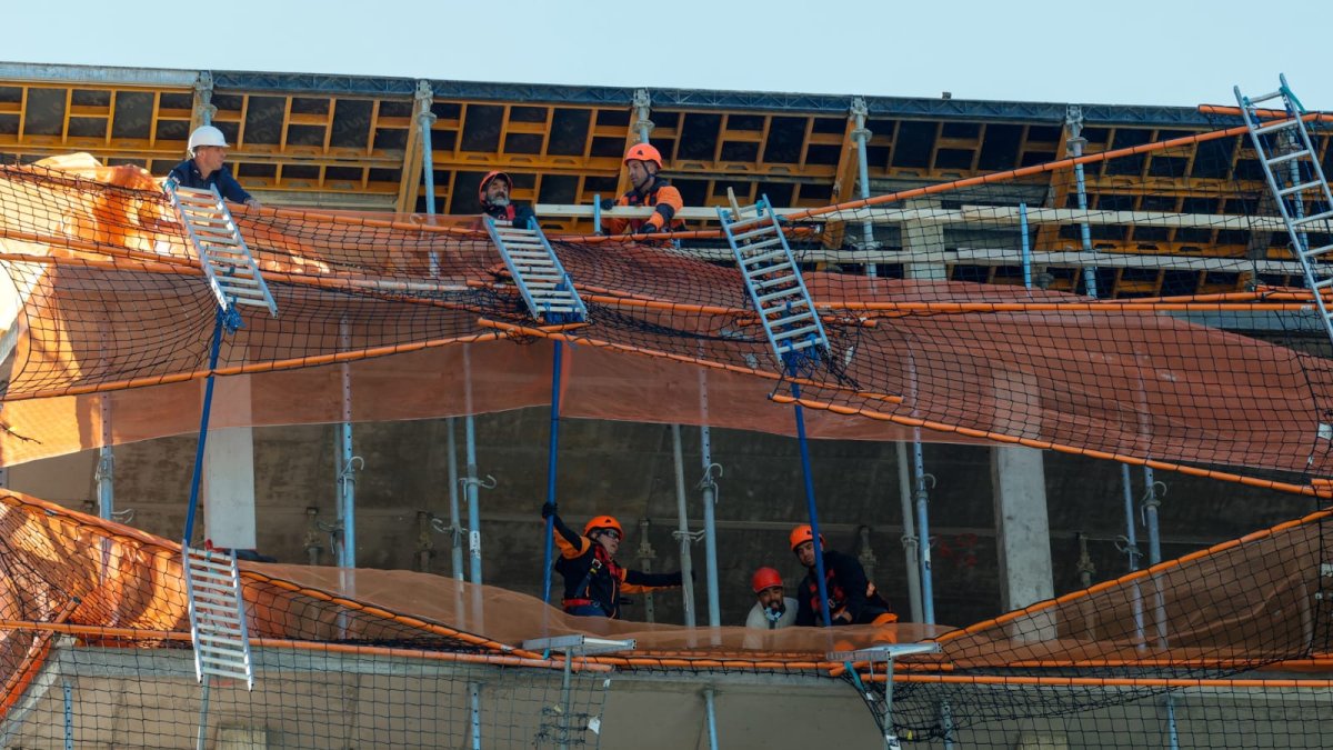 Treballadors a l'edifici afectat pel vent darrere l'Estació Nacional d'autobusos