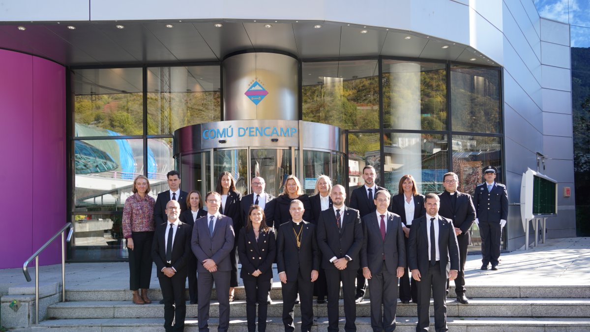El Copríncep episcopal, Josep-Lluís Serrano Pentinat, amb els representants del comú d'Encamp.