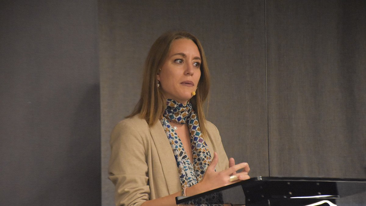 La tècnica del Servei Municipal d’Habitatge de Tarragona, Núria Lambea, durant la conferència.