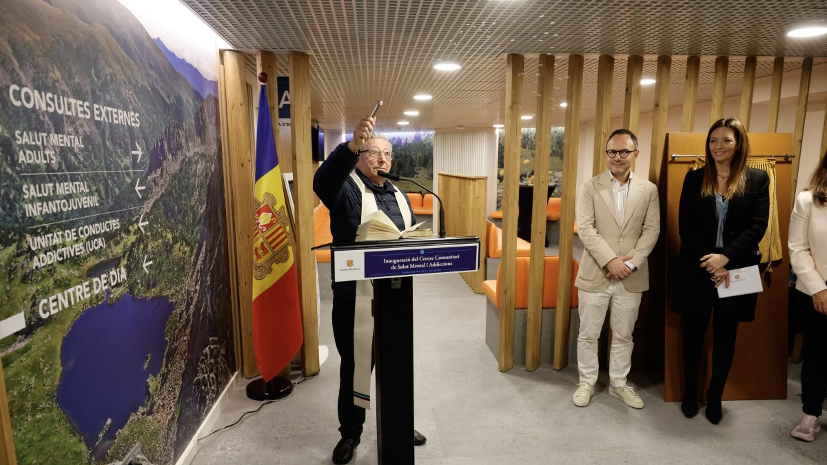 Mossèn Jaume beneïnt el centre amb el cap de Govern, Xavier Espot, i la ministra de Salut, Helena Mas, durant la inauguració.