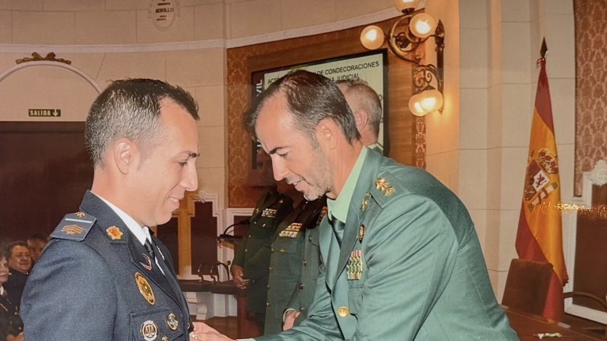 El sergent maor i cap de la policia científica, Sergi Medina, sent condecorat per la guàrdia civil.