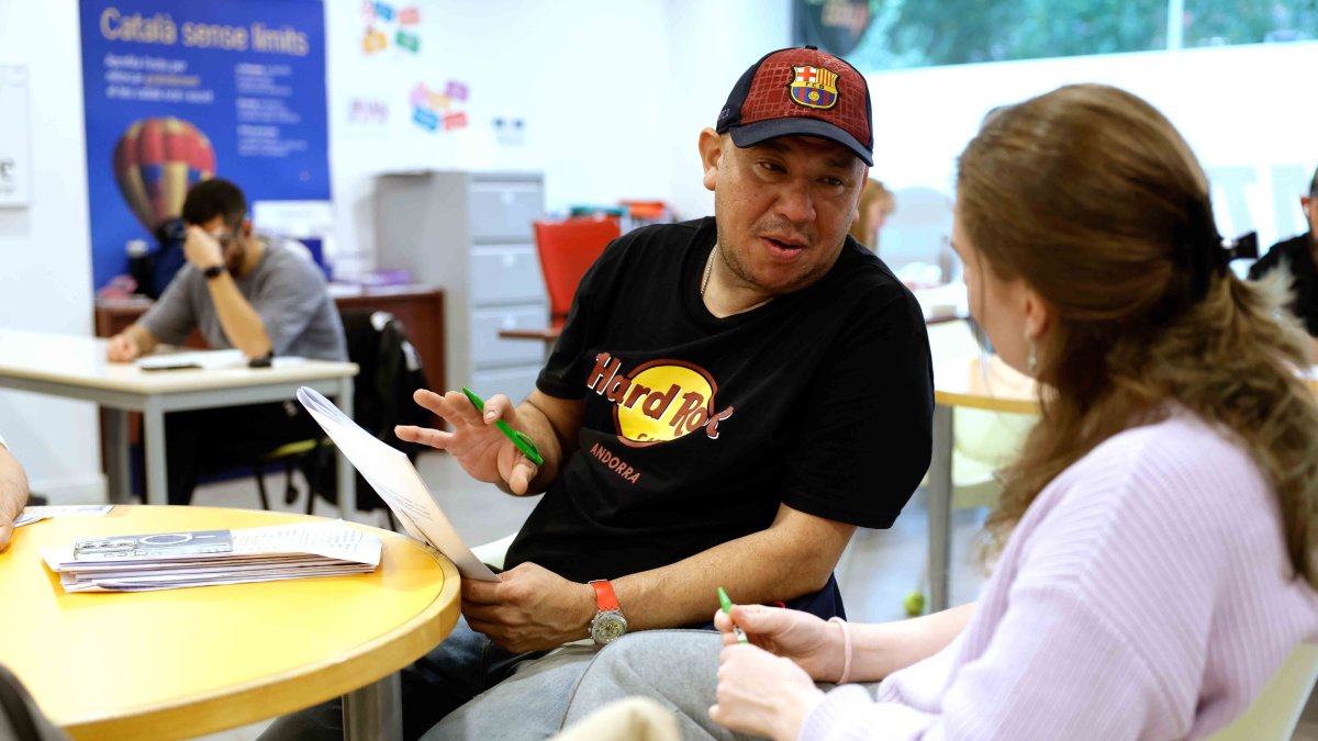 Un home en una classe de català
