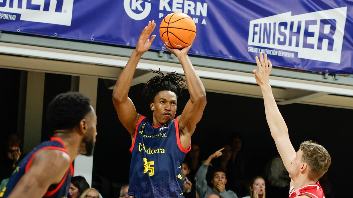 Yves Pons llançant a cistella en el duel del MoraBanc contra el Girona.