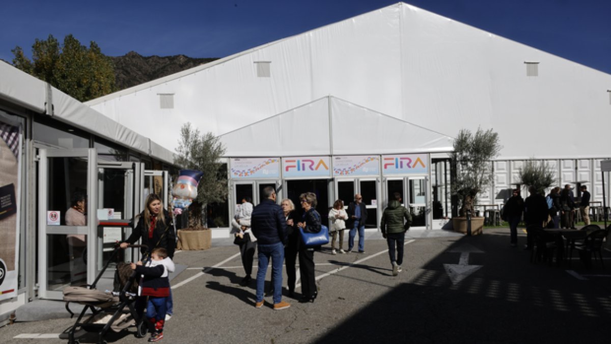 Els primers visitants entrant a la Fira.