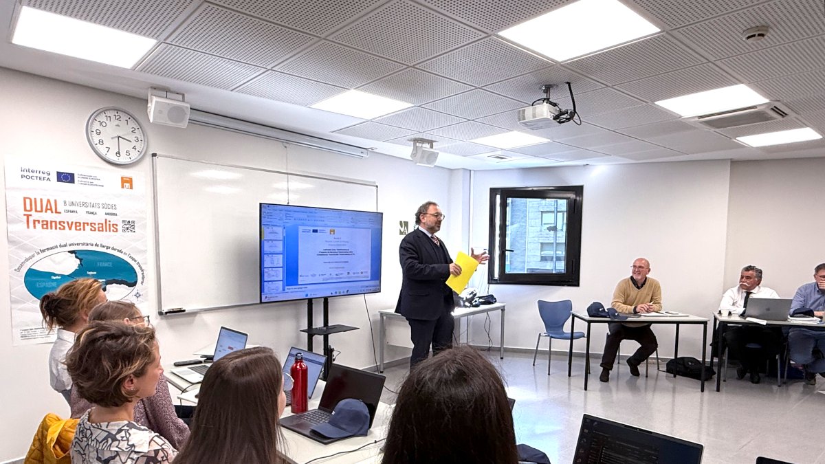 El rector de l’UdA s’adreça als assistents.