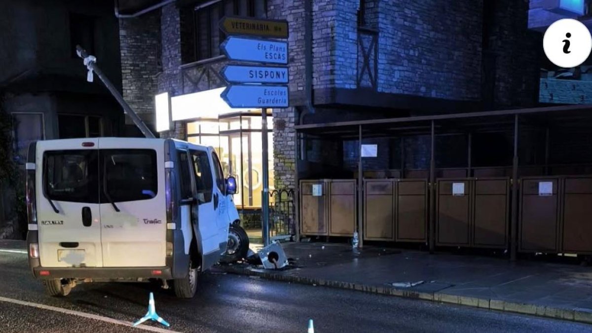 Una furgoneta impacta contra un fanal a la Massana